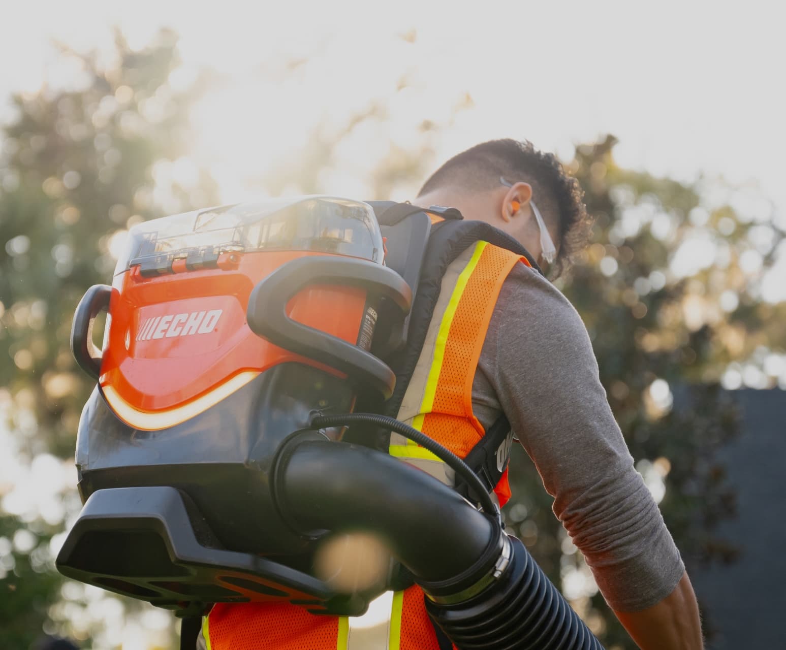 Man carrying an echo blower